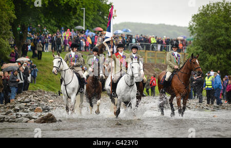 Selkirk, Scotland, Regno Unito. 17 giu 2016. Alfiere 28 enne Rory monaci conduce la cavaclade attraverso la Ettrick. Selkirk Equitazione comune si svolge il secondo venerdì dopo il primo lunedì di giugno Selkirk Equitazione comune commemora come, dopo la disastrosa Battaglia di Flodden nel 1513 da ottanta uomini che ha lasciato la città, uno solo - Fletcher - cuscinetto restituito a catturato bandiera inglese. La leggenda narra che ha gettato la bandiera sulla sua testa per indicare che tutti gli altri uomini di Selkirk era stato abbattuto. Credito: Jim Gibson/Alamy Live News Foto Stock