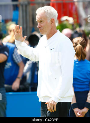 Queens Club di Londra, Regno Unito. 17 Giugno, 2016. Aegon Queens Tennis Championships giorno cinque. Il torneo ha celebrato il suo tempo di quattro campioni sul Centre Court questo pomeriggio con presentazioni di quarto di trofei di dimensioni a quattro campioni del tempo di Boris Becker, John McEnroe, Roy Emerson e Lleyton Hewitt. Nella foto è John McEnroe. Credito: Azione Sport Plus/Alamy Live News Foto Stock