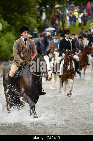 Selkirk, Scottish Borders, UK. 17 giu 2016. Selkirk Equitazione comune si svolge il secondo venerdì dopo il primo lunedì di giugno Selkirk Equitazione comune commemora come, dopo la disastrosa Battaglia di Flodden nel 1513 da ottanta uomini che ha lasciato la città, uno solo - Fletcher - cuscinetto restituito a catturato bandiera inglese. La leggenda narra che ha gettato la bandiera sulla sua testa per indicare che tutti gli altri uomini di Selkirk era stato abbattuto. Credito: Jim Gibson/Alamy Live News Foto Stock