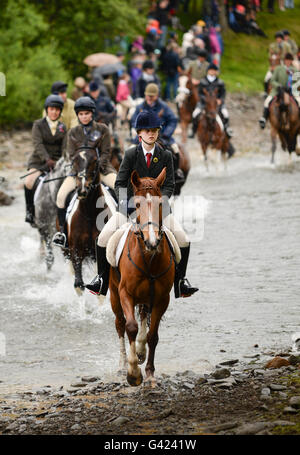 Selkirk, Scottish Borders, UK. 17 giu 2016. Selkirk Equitazione comune si svolge il secondo venerdì dopo il primo lunedì di giugno Selkirk Equitazione comune commemora come, dopo la disastrosa Battaglia di Flodden nel 1513 da ottanta uomini che ha lasciato la città, uno solo - Fletcher - cuscinetto restituito a catturato bandiera inglese. La leggenda narra che ha gettato la bandiera sulla sua testa per indicare che tutti gli altri uomini di Selkirk era stato abbattuto. Credito: Jim Gibson/Alamy Live News Foto Stock