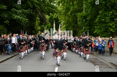 Selkirk, Scottish Borders, UK. 17 giu 2016. Selkirk Equitazione comune si svolge il secondo venerdì dopo il primo lunedì di giugno Selkirk Equitazione comune commemora come, dopo la disastrosa Battaglia di Flodden nel 1513 da ottanta uomini che ha lasciato la città, uno solo - Fletcher - cuscinetto restituito a catturato bandiera inglese. La leggenda narra che ha gettato la bandiera sulla sua testa per indicare che tutti gli altri uomini di Selkirk era stato abbattuto. Credito: Jim Gibson/Alamy Live News Foto Stock