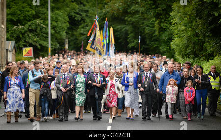 Selkirk, Scottish Borders, UK. 17 giu 2016. Ai cittadini e ai visitatori di Selkirk Arms legato durante il comune annuale di equitazione. Selkirk Equitazione comune commemora come, dopo la disastrosa Battaglia di Flodden nel 1513 da ottanta uomini che ha lasciato la città, uno solo - Fletcher - cuscinetto restituito a catturato bandiera inglese. La leggenda narra che ha gettato la bandiera sulla sua testa per indicare che tutti gli altri uomini di Selkirk era stato abbattuto. Credito: Jim Gibson/Alamy Live News Foto Stock