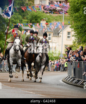 Selkirk, Scottish Borders, UK. 17 giu 2016. 'L'Alfiere" Rory monaci conduce la cavaclade Torna alla città dopo aver cavalcato le marche. Selkirk Equitazione comune commemora come, dopo la disastrosa Battaglia di Flodden nel 1513 da ottanta uomini che ha lasciato la città, uno solo - Fletcher - cuscinetto restituito a catturato bandiera inglese. La leggenda narra che ha gettato la bandiera sulla sua testa per indicare che tutti gli altri uomini di Selkirk era stato abbattuto. Credito: Jim Gibson/Alamy Live News Foto Stock