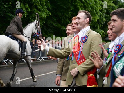 Selkirk, Scotland, Regno Unito. 17 giu 2016. Alfiere Rory monaci (28) cheers sulla cavalcata come le centinaia di cavalli il ritorno alla città. Selkirk Equitazione comune commemora come, dopo la disastrosa Battaglia di Flodden nel 1513 da ottanta uomini che ha lasciato la città, uno solo - Fletcher - cuscinetto restituito a catturato bandiera inglese. La leggenda narra che ha gettato la bandiera sulla sua testa per indicare che tutti gli altri uomini di Selkirk era stato abbattuto. Credito: Jim Gibson/Alamy Live News Foto Stock