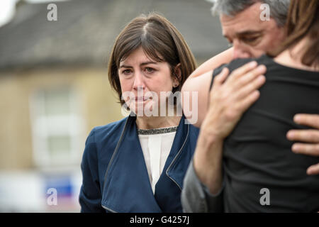 Birstall, nello Yorkshire, Regno Unito. 17 Giugno, 2016. Il Primo Ministro David Cameron e Jeremy Corbyn visitare lo Yorkshire città mercato di Birstall questo pomeriggio per pagare i loro rispetti a MP per Batley e spen Jo Cox, che è stato assassinato ieri pomeriggio(16/06/16) da un utente malintenzionato solo . Le strade sono state rivestite con persone frequentando anche il piccolo servizio, fiori e omaggi sono state arrivando tutto il giorno per il popolare MP(foto-Manchester MP Lucy Powell) . Credito: Ian Francesco/Alamy Live News Foto Stock