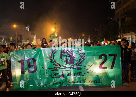 Surabaya, Indonesia. 17 Giugno, 2016. Membro del club di calcio Persebaya 1927 celebrare la loro festa di compleanno del club di fronte off Gelora 10 Novembre Stadium,Surabaya il 18 giugno 2016. In questa cerimonia essi chiedono il sindaco della città di Surabaya per risolvere il dualismo problema del Persebaya 1927. Credito: Agil Gilang p/Alamy Live News Foto Stock