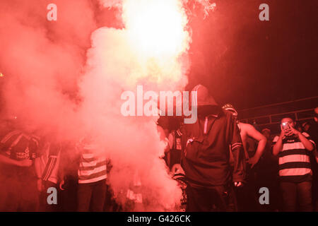 Surabaya, Indonesia. 17 Giugno, 2016. Membro del club di calcio Persebaya 1927 celebrare la loro festa di compleanno del club di fronte off Gelora 10 Novembre Stadium,Surabaya il 17 di giugno 2016. In questa cerimonia essi chiedono il sindaco della città di Surabaya per risolvere il dualismo problema del Persebaya 1927. Credito: Agil Gilang p/Alamy Live News Foto Stock