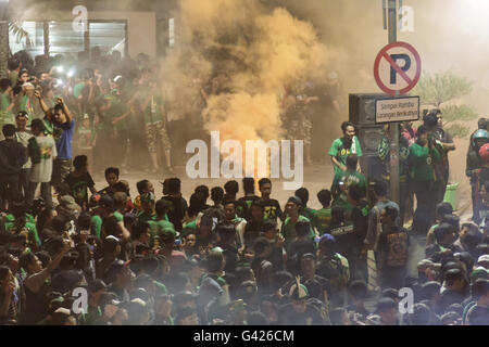 Surabaya, Indonesia. 17 Giugno, 2016. Membro del club di calcio Persebaya 1927 celebrare la loro festa di compleanno del club di fronte off Gelora 10 Novembre Stadium,Surabaya il 18 giugno 2016. In questa cerimonia essi chiedono il sindaco della città di Surabaya per risolvere il dualismo problema del Persebaya 1927. Credito: Agil Gilang p/Alamy Live News Foto Stock