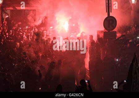 Surabaya, Indonesia. 17 Giugno, 2016. Membro del club di calcio Persebaya 1927 celebrare la loro festa di compleanno del club di fronte off Gelora 10 Novembre Stadium,Surabaya il 18 giugno 2016. In questa cerimonia essi chiedono il sindaco della città di Surabaya per risolvere il dualismo problema del Persebaya 1927. Credito: Agil Gilang p/Alamy Live News Foto Stock