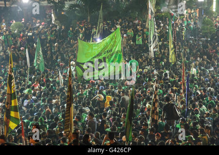 Surabaya, Indonesia. 17 Giugno, 2016. Membro del club di calcio Persebaya 1927 celebrare la loro festa di compleanno del club di fronte off Gelora 10 Novembre Stadium,Surabaya il 18 giugno 2016. In questa cerimonia essi chiedono il sindaco della città di Surabaya per risolvere il dualismo problema del Persebaya 1927. Credito: Agil Gilang p/Alamy Live News Foto Stock