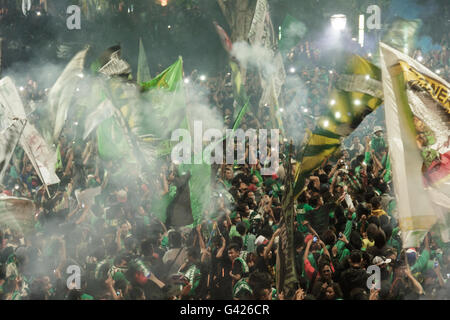 Surabaya, Indonesia. 17 Giugno, 2016. Membro del club di calcio Persebaya 1927 celebrare la loro festa di compleanno del club di fronte off Gelora 10 Novembre Stadium,Surabaya il 18 giugno 2016. In questa cerimonia essi chiedono il sindaco della città di Surabaya per risolvere il dualismo problema del Persebaya 1927. Credito: Agil Gilang p/Alamy Live News Foto Stock