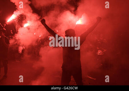 Surabaya, Indonesia. 17 Giugno, 2016. Membro del club di calcio Persebaya 1927 celebrare la loro festa di compleanno del club di fronte off Gelora 10 Novembre Stadium,Surabaya il 17 di giugno 2016. In questa cerimonia essi chiedono il sindaco della città di Surabaya per risolvere il dualismo problema del Persebaya 1927. Credito: Agil Gilang p/Alamy Live News Foto Stock