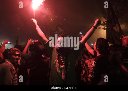 Surabaya, Indonesia. 17 Giugno, 2016. I fan del calcio di club Persebaya 1927 celebrare la loro festa di compleanno del club di fronte off Gelora 10 Novembre Stadium; Surabaya il 17 di giugno 2016. In questa cerimonia essi chiedono il sindaco della città di Surabaya per risolvere il dualismo problema del Persebaya 1927. Credito: Agil Gilang p/Alamy Live News Foto Stock