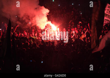 Surabaya, Indonesia. 17 Giugno, 2016. I fan del calcio di club Persebaya 1927 celebrare la loro festa di compleanno del club di fronte off Gelora 10 Novembre Stadium; Surabaya il 17 di giugno 2016. In questa cerimonia essi chiedono il sindaco della città di Surabaya per risolvere il dualismo problema del Persebaya 1927. Credito: Agil Gilang p/Alamy Live News Foto Stock