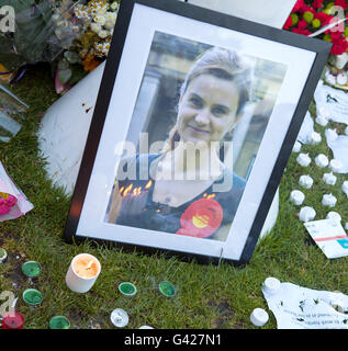 London, Regno Unito - 17 Giugno 2016: Jo Cox's veglia. Una veglia a lume di candela si è svolta in Piazza del Parlamento per la assassinato MP, Jo Cox. Persone candele accese, fiori di sinistra e si fermò in silenzio. Credito: Jane Campbell/Alamy Live News Foto Stock