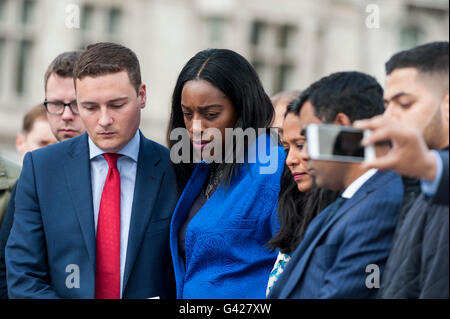 Londra, Regno Unito. 17 Giugno, 2016. La manodopera MP, Wes Streeting è visto tra i wellwishers, persone in lutto e i membri del pubblico che frequentano una veglia serale in Piazza del Parlamento per Jo Cox, manodopera MP per Batley e Spen, che è stato assassinato il giorno precedente mentre in rotta per il suo collegio elettorale la chirurgia. Credito: Stephen Chung/Alamy Live News Foto Stock