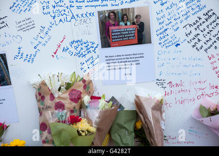 London, Regno Unito - 17 Giugno 2016: Jo Cox's veglia. Una veglia a lume di candela si è svolta in Piazza del Parlamento per la assassinato MP, Jo Cox. Persone candele accese, fiori di sinistra, ha scritto messaggi e pianse. Credito: Jane Campbell/Alamy Live News Foto Stock