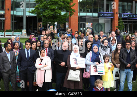 Manchester, Regno Unito. 17 Giugno, 2016. Le persone si sono riunite in Piccadilly Gardens, Manchester, Regno Unito. 17 Giugno, 2016. Credito: Barbara Cook/Alamy Live News Foto Stock