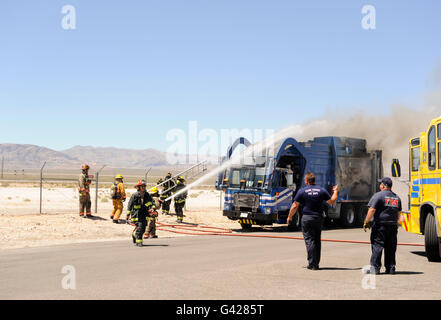 Las Vegas, Nevada, USA. 17 Giugno, 2016. North Las Vegas Fire Department battaglia un camion della spazzatura sul fuoco al Nevada esercito nazionale Guard - Clark County Armory - 6400 Gamma Rd, Las Vegas NV 89115 - 1:50PM Credito: Ken Howard/Alamy Live News Foto Stock