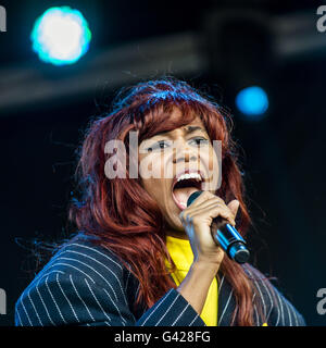 Barcellona, in Catalogna, Spagna. 17 Giugno, 2016. Noi cantante e cantautore SANTI WHITE aka SANTIGOLD esegue dal vivo presso la seconda giornata del SONAR di Barcellona 2016 Credit: Matthias Oesterle/ZUMA filo/Alamy Live News Foto Stock