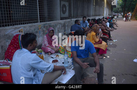 Dacca in Bangladesh. 17 Giugno, 2016. Musulmani di attendere per il loro pasto serale durante il mese sacro del Ramadan presso l'università di Dhaka Moschea centrale a Dhaka, nel Bangladesh, 17 giugno 2016. © Shariful Islam/Xinhua/Alamy Live News Foto Stock