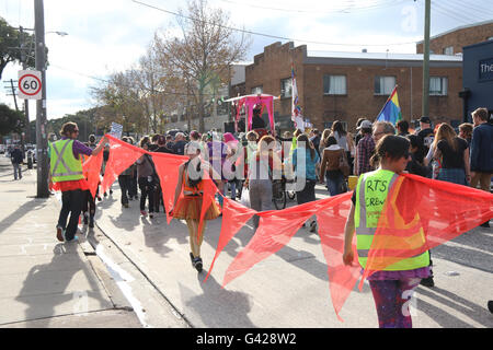 Sydney, Australia. Il 18 giugno, 2016. La protesta del festival è stato chiamato 'si è rotto ma non si è rotto? Reclaim the Streets'. Persone assemblata in Sydenham verde prima di fare il loro modo di Fitzroy Street Marrickville. Credito: Richard Milnes/Alamy Live News Foto Stock