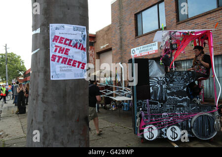 Sydney, Australia. Il 18 giugno, 2016. La protesta del festival è stato chiamato 'si è rotto ma non si è rotto? Reclaim the Streets'. Persone assemblata in Sydenham verde prima di fare il loro modo di Fitzroy Street Marrickville. Credito: Richard Milnes/Alamy Live News Foto Stock