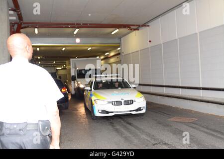 Londra, Inghilterra. Il 18 giugno 2016. Prigione van lascia la corte. Credito: Marc Ward/Alamy Live News. Foto Stock