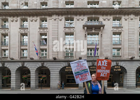 Londra: Protesta contro Yulin carne di cane Festival fuori l'ambasciata cinese ha attratto centinaia di attivisti e proprietari di cani Foto Stock