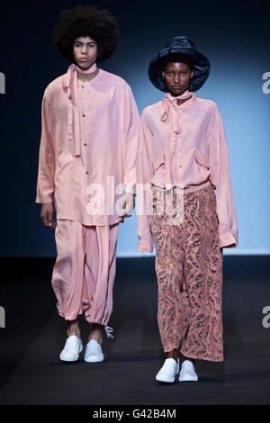 Milano, Italia. Il 18 giugno, 2016. I modelli presenti le creazioni per MIAORAN Uomo Primavera-Estate 2016-2017 raccolta, parte della settimana della moda di Milano a Milano il 18 giugno 2016. Credito: Jin Yu/Xinhua/Alamy Live News Foto Stock