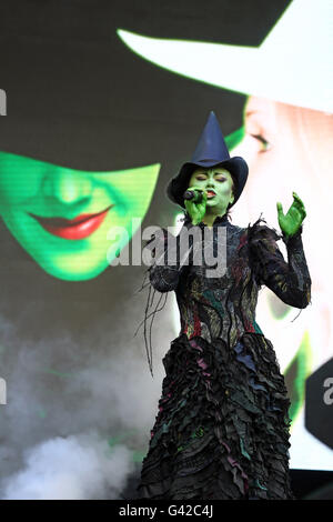 Londra, Regno Unito. Il 18 giugno, 2016. Emma Hatton eseguendo in Wicked at West End Live in Trafalgar Square, Londra Credito: Paul Brown/Alamy Live News Foto Stock