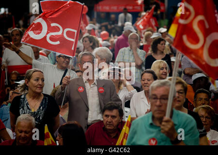 Giugno 18, 2016 - L'Hospitalet De Llobregat, Barcelona, Spagna - socialista sostenitori frequentare un PSOE rally in L'Hospitalet de Llobregat (Barcellona, Spagna). La Spagna è in possesso la sua seconda elezioni, il 26 giugno, dopo sei mesi di governo di transizione e i sondaggi mostrano la lunga tradizione di socialisti affrontare la minaccia senza precedenti di essere sostituito da Ala sinistra upstart Unidos Podemos come la principale forza di opposizione. © Jordi Boixareu/ZUMA filo/Alamy Live News Foto Stock