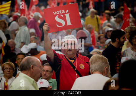 Giugno 18, 2016 - L'Hospitalet De Llobregat, Barcelona, Spagna - socialista sostenitore frequenta il PSOE rally in L'Hospitalet de Llobregat (Barcellona, Spagna). La Spagna è in possesso la sua seconda elezioni, il 26 giugno, dopo sei mesi di governo di transizione e i sondaggi mostrano la lunga tradizione di socialisti affrontare la minaccia senza precedenti di essere sostituito da Ala sinistra upstart Unidos Podemos come la principale forza di opposizione. © Jordi Boixareu/ZUMA filo/Alamy Live News Foto Stock