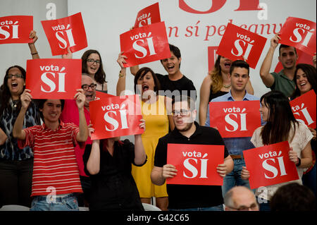 Giugno 18, 2016 - L'Hospitalet De Llobregat, Barcelona, Spagna - socialista sostenitori frequentare un PSOE rally in L'Hospitalet de Llobregat (Barcellona, Spagna). La Spagna è in possesso la sua seconda elezioni, il 26 giugno, dopo sei mesi di governo di transizione e i sondaggi mostrano la lunga tradizione di socialisti affrontare la minaccia senza precedenti di essere sostituito da Ala sinistra upstart Unidos Podemos come la principale forza di opposizione. © Jordi Boixareu/ZUMA filo/Alamy Live News Foto Stock