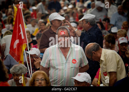 Giugno 18, 2016 - L'Hospitalet De Llobregat, Barcelona, Spagna - socialista sostenitore frequenta il PSOE rally in L'Hospitalet de Llobregat (Barcellona, Spagna). La Spagna è in possesso la sua seconda elezioni, il 26 giugno, dopo sei mesi di governo di transizione e i sondaggi mostrano la lunga tradizione di socialisti affrontare la minaccia senza precedenti di essere sostituito da Ala sinistra upstart Unidos Podemos come la principale forza di opposizione. © Jordi Boixareu/ZUMA filo/Alamy Live News Foto Stock