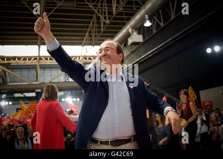 Giugno 18, 2016 - L'Hospitalet De Llobregat, Barcelona, Spagna - Primo segretario del PSC (Partit Socialista Catala - Il catalano Partito Socialista) Miquel Iceta durante un PSOE rally in L'Hospitalet de Llobregat (Barcellona, Spagna). La Spagna è in possesso la sua seconda elezioni, il 26 giugno, dopo sei mesi di governo di transizione e i sondaggi mostrano la lunga tradizione di socialisti affrontare la minaccia senza precedenti di essere sostituito da Ala sinistra upstart Unidos Podemos come la principale forza di opposizione. © Jordi Boixareu/ZUMA filo/Alamy Live News Foto Stock