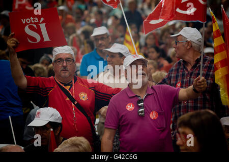 Giugno 18, 2016 - L'Hospitalet De Llobregat, Barcelona, Spagna - socialista sostenitori frequentare un PSOE rally in L'Hospitalet de Llobregat (Barcellona, Spagna). La Spagna è in possesso la sua seconda elezioni, il 26 giugno, dopo sei mesi di governo di transizione e i sondaggi mostrano la lunga tradizione di socialisti affrontare la minaccia senza precedenti di essere sostituito da Ala sinistra upstart Unidos Podemos come la principale forza di opposizione. © Jordi Boixareu/ZUMA filo/Alamy Live News Foto Stock