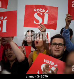 Giugno 18, 2016 - L'Hospitalet De Llobregat, Barcelona, Spagna - socialista sostenitori frequentare un PSOE rally in L'Hospitalet de Llobregat (Barcellona, Spagna). La Spagna è in possesso la sua seconda elezioni, il 26 giugno, dopo sei mesi di governo di transizione e i sondaggi mostrano la lunga tradizione di socialisti affrontare la minaccia senza precedenti di essere sostituito da Ala sinistra upstart Unidos Podemos come la principale forza di opposizione. © Jordi Boixareu/ZUMA filo/Alamy Live News Foto Stock