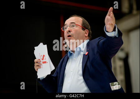 Giugno 18, 2016 - L'Hospitalet De Llobregat, Barcelona, Spagna - Primo segretario del PSC (Partit Socialista Catala - Il catalano Partito Socialista) Miquel Iceta durante un PSOE rally in L'Hospitalet de Llobregat (Barcellona, Spagna). La Spagna è in possesso la sua seconda elezioni, il 26 giugno, dopo sei mesi di governo di transizione e i sondaggi mostrano la lunga tradizione di socialisti affrontare la minaccia senza precedenti di essere sostituito da Ala sinistra upstart Unidos Podemos come la principale forza di opposizione. © Jordi Boixareu/ZUMA filo/Alamy Live News Foto Stock