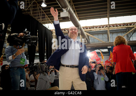 Barcellona, Spagna. Il 18 giugno, 2016. 18 Giugno, 2016. Primo segretario del PSC (Partit Socialista Catala - Il catalano Partito Socialista) Miquel Iceta durante un PSOE rally in L'Hospitalet de Llobregat (Barcellona, Spagna). La Spagna è in possesso la sua seconda elezioni, il 26 giugno, dopo sei mesi di governo di transizione e i sondaggi mostrano la lunga tradizione di socialisti affrontare la minaccia senza precedenti di essere sostituito da Ala sinistra upstart Unidos Podemos come la principale forza di opposizione. Credito: Jordi Boixareu/Alamy Live News Foto Stock