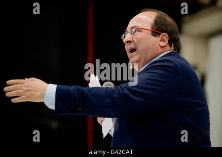 Barcellona, Spagna. Il 18 giugno, 2016. 18 Giugno, 2016. Primo segretario del PSC (Partit Socialista Catala - Il catalano Partito Socialista) Miquel Iceta durante un PSOE rally in L'Hospitalet de Llobregat (Barcellona, Spagna). La Spagna è in possesso la sua seconda elezioni, il 26 giugno, dopo sei mesi di governo di transizione e i sondaggi mostrano la lunga tradizione di socialisti affrontare la minaccia senza precedenti di essere sostituito da Ala sinistra upstart Unidos Podemos come la principale forza di opposizione. Credito: Jordi Boixareu/Alamy Live News Foto Stock