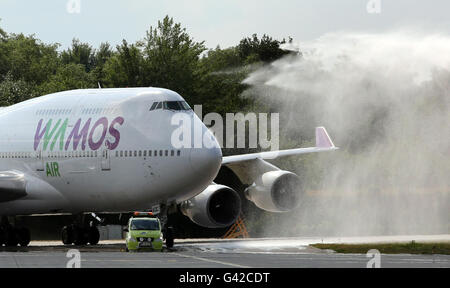 Rostock, Germania. Il 18 giugno, 2016. Il primo civile jumbo jet è salutato con piume d'acqua all'Aeroporto Rostock-Laage a Rostock, Germania, 18 giugno 2016. Il piano è mettendo in salamoia 500 soprattutto spagnolo la nave di crociera gli ospiti per il rivestimento di lusso 'Monarch' da Pullmantur crociere nel porto di Rostock. L'aeroporto si aspetta un nuovo record giornaliero del 18 giugno 2016 con 3.600 passeggeri - tutti per Pullmantur Crociere - controllo su dieci voli. Foto: BERND WUESTNECK/dpa/Alamy Live News Foto Stock