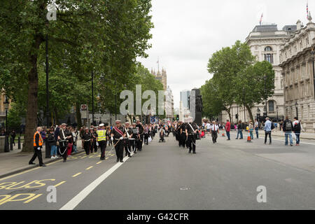 Londra, Regno Unito. Il 18 giugno, 2016. Grand Orange Lodge di Inghilterra dimostrare e corteo attraverso Whitehall per celebrare la regina il novantesimo compleanno. Essi destinati anche a portata di mano una lettera nel n. 10 di Downing Street sottolineando la loro preoccupazione per i cristiani perseguitati in tutto il mondo. Credito: claire doherty/Alamy Live News Foto Stock