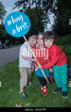 Londra, Regno Unito. Il 18 giugno, 2016. [L-r] 3 yr old Hartley Cunard frm Walthamstow [ fotografi figlio ] con Ilya Hoad 4 Russo mamma vive Hackney e Manon Belingard genitori francesi vive anche in Hackney . Membri del #Hugabrit campagna di tenere un picnic in London Victoria Park parte della loro campagna per persuadere il britannico di non votare il Regno Unito al di fuori dell'UE nelle prossime settimane referendum il 23 giugno 2016 . Credito: roger parkes/Alamy Live News Foto Stock