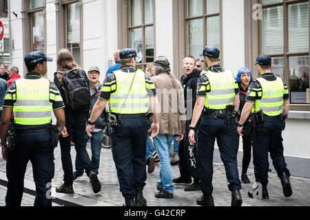 Breda, Paesi Bassi. Il 18 giugno, 2016. Movimento Anti-Islam Pegida era dimostrare a Breda questo sabato. Il comune ha approvato la dimostrazione sul Kasteelplein, Pegida Nederland portavoce Edwin Wageveld detto a Omroep Brabant. In questa dimostrazione sono state si levarono contro di islamizzazione. Varie organizzazioni contro il razzismo e a favore dei profughi vi sono anche state cercando per interrompere la dimostrazione Pegida, quasi venti persone di questi gruppi sono stati arrestati dalla polizia intorno al Kasteelplein. Credito: Romy Arroyo Fernandez/Alamy Live News Foto Stock