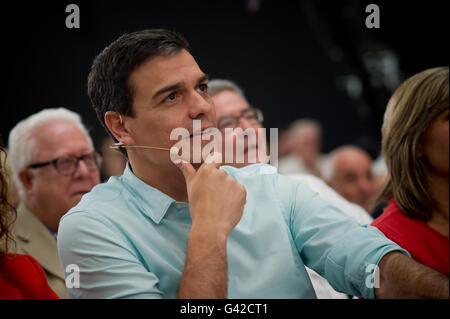 Barcellona, Spagna. Il 18 giugno, 2016. Il leader del Partito Socialista Spagnolo (PSOE) e candidato in Spagna le elezioni generali, Pedro Sanchez, ascolta su un PSOE rally in L'Hospitalet de Llobregat. La Spagna è in possesso la sua seconda elezioni, il 26 giugno, dopo sei mesi di governo di transizione. © Jordi Boixareu/ZUMA filo/Alamy Live News Foto Stock