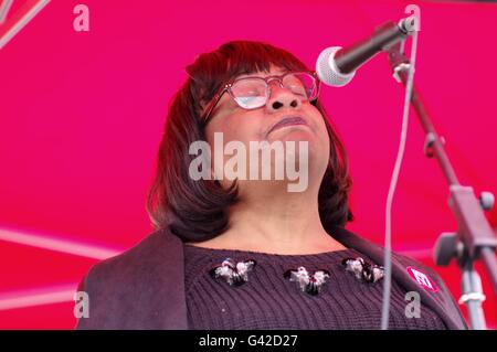 Londra, Regno Unito. Il 18 giugno, 2016. Dianne Abbott MP risolve un convoglio di centinaia di auto, furgoni e autocarri impaccata con forniture per gli abitanti dei campi di rifugiati a Calais, Francia. Credito: Denis McWilliams/Alamy Live News Foto Stock