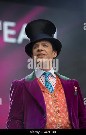 Trafalgar Square Londra,UK,18 giugno 2016,il cast di Charlie e la Fabbrica di Cioccolato di eseguire sul palco a West End Live in Trafalgar Square Londo Credito: Keith Larby/Alamy Live News Foto Stock