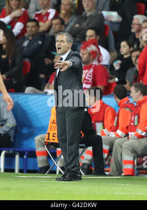 Parigi, Francia. Il 18 giugno, 2016. Marcel Koller, head coach della Austria reagisce durante l'Euro 2016 Gruppo F partita di calcio tra il Portogallo e l'Austria a Parigi, Francia, 18 giugno 2016. Credito: Bai Xuefei/Xinhua/Alamy Live News Foto Stock