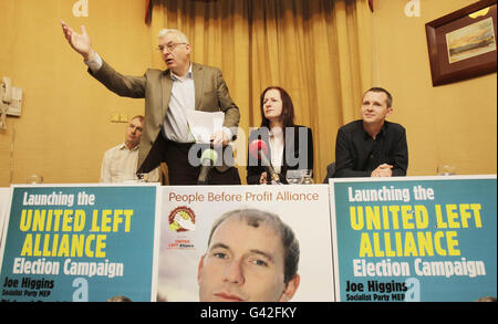 (Da sinistra a destra) candidati dell'Alleanza della sinistra unita Gino Kelly, Joe Higgins, Clare Daly e Richard Boyd Barrett che parlano al lancio della loro campagna elettorale generale a Buswells Hotel, Dublino. L'Alleanza sta gestendo 19 candidati e spera che ne vengano eletti 9. Foto Stock